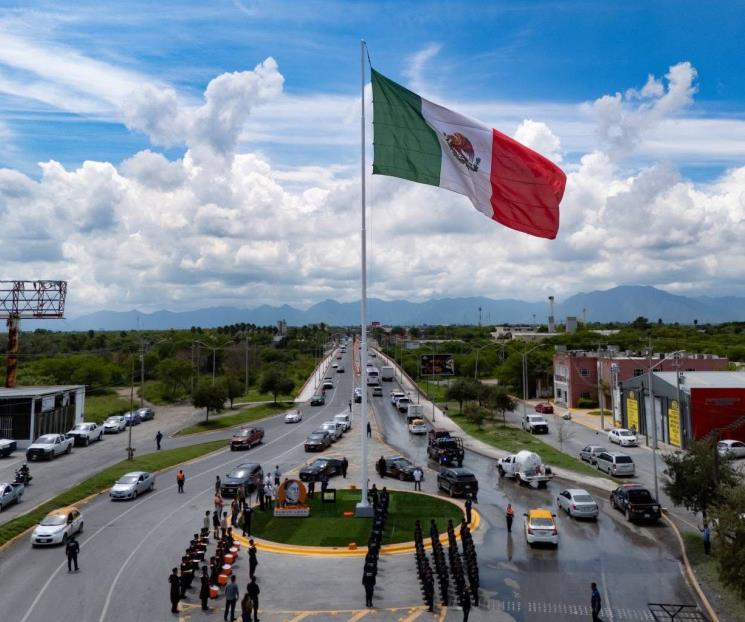 Celebra Ju&aacute;rez con placa y nueva asta bandera monumental