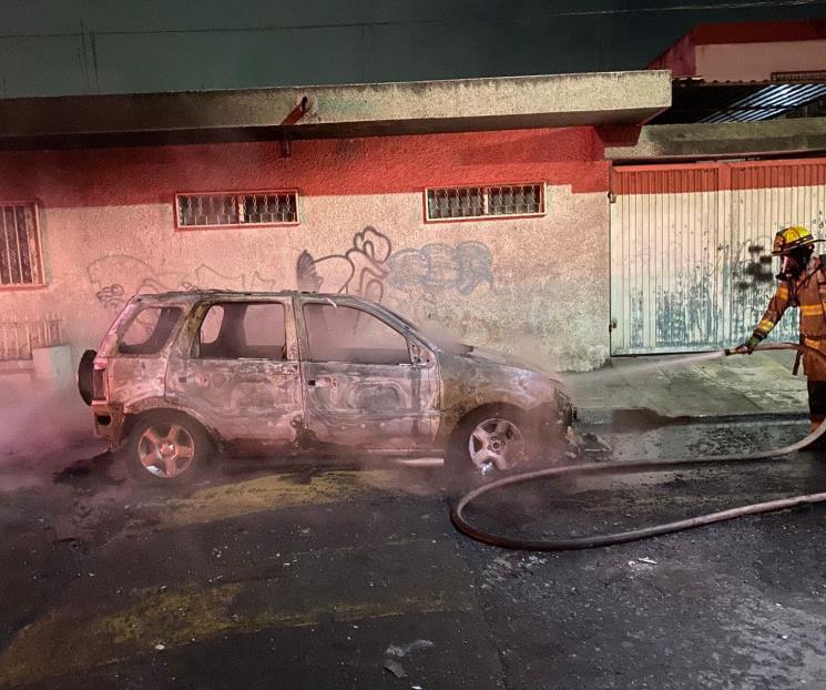Se incendia camioneta