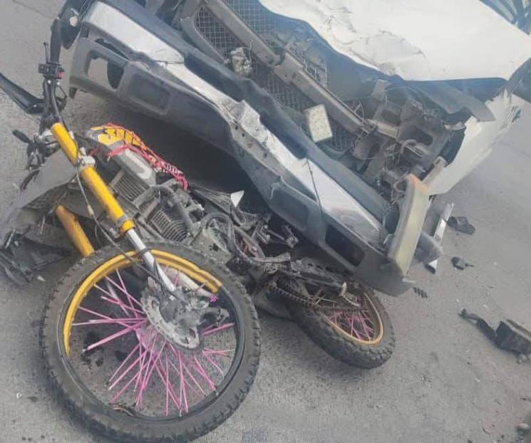 Queda pareja grave tras chocar en moto