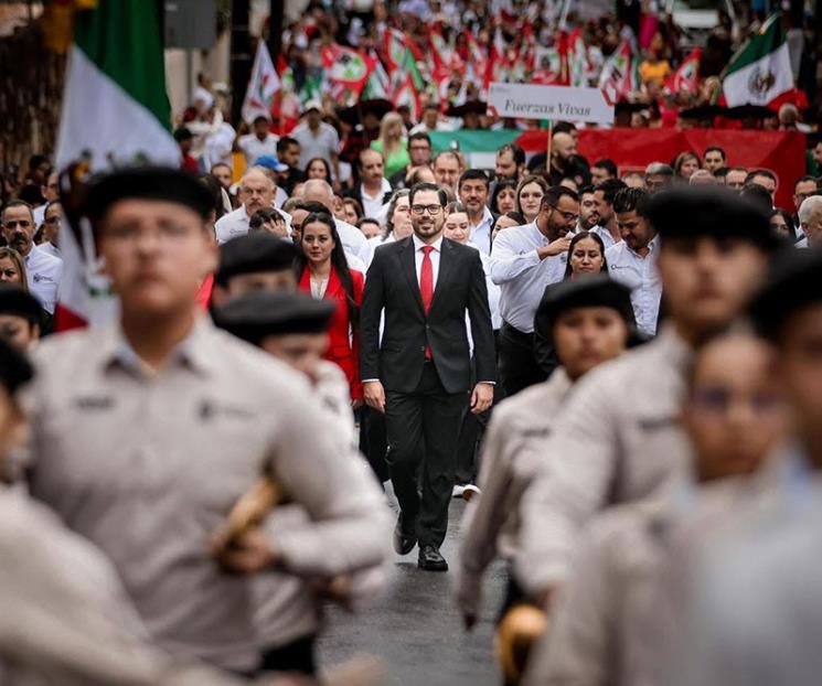 Encabeza David de la Peña desfile de la Independencia Encabeza David de la Peña desfile de la Independencia