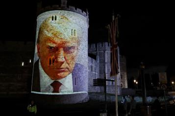 Proyectan fotos de Trump y Epstein en castillo de Windsor