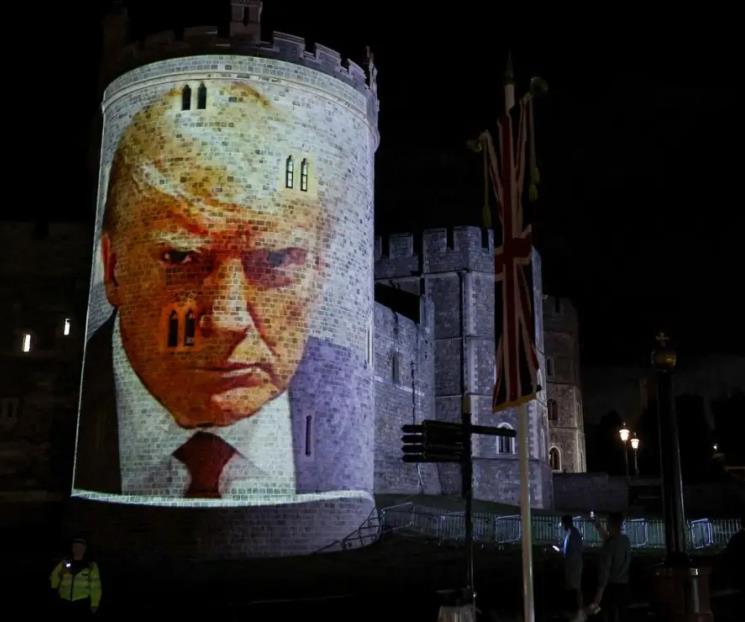 Proyectan fotos de Trump y Epstein en castillo de Windsor