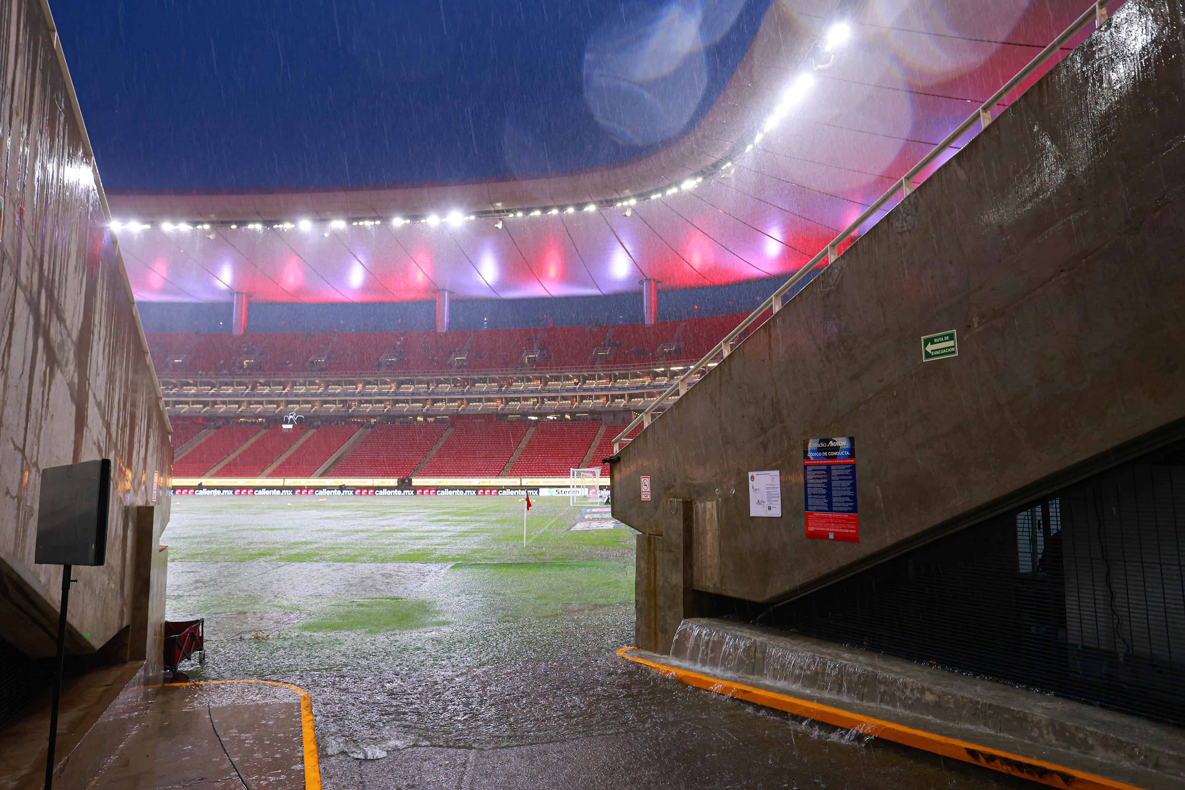 Partido retrasado en el Estadio Akron por lluvias.