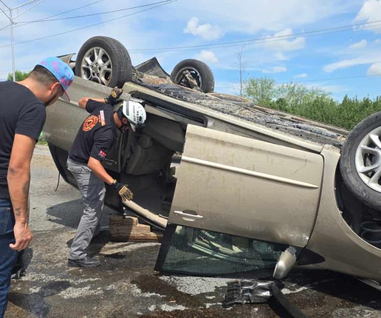 Vuelca camioneta en autopista Vuelca camioneta en autopista