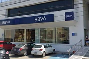 Sale de banco y asaltantes le quitan 2 mdp