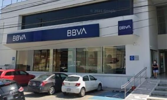 Sale de banco y asaltantes le quitan 2 mdp
