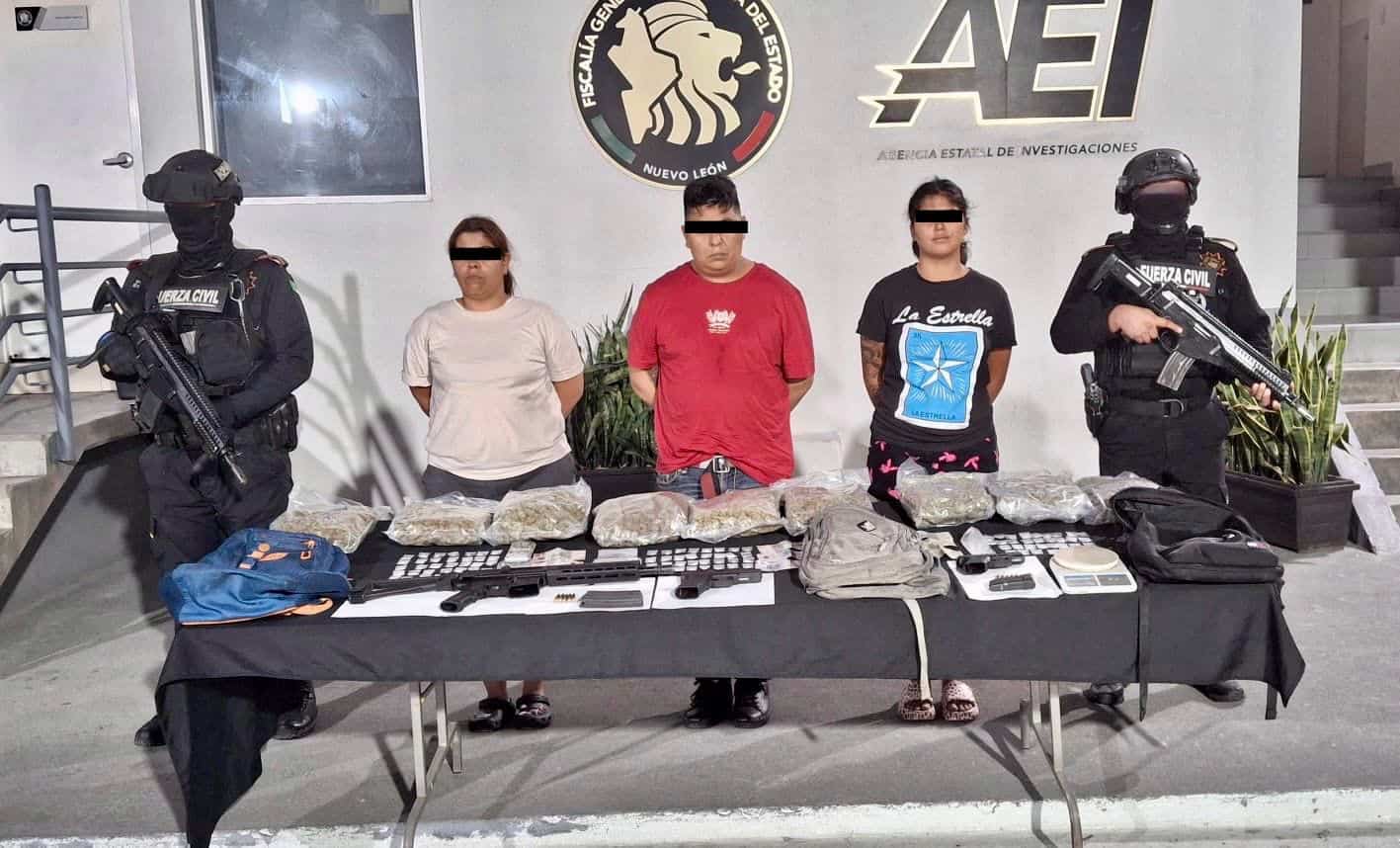 Luego de disparar armas de fuego contra elementos de Fuerza Civil, dos mujeres y un hombre armados, fueron arrestados por las autoridades en calles de la Colonia Altamira, al sur de Monterrey.