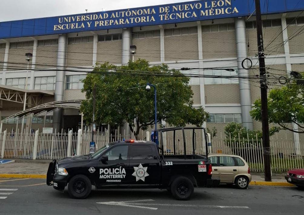 Un estudiante fue detenido por oficiales de la Policía de Monterrey, por presuntamente golpear a una compañera de estudios, sin especificarse el motivo, en la colonia Colinas de San Jerónimo.