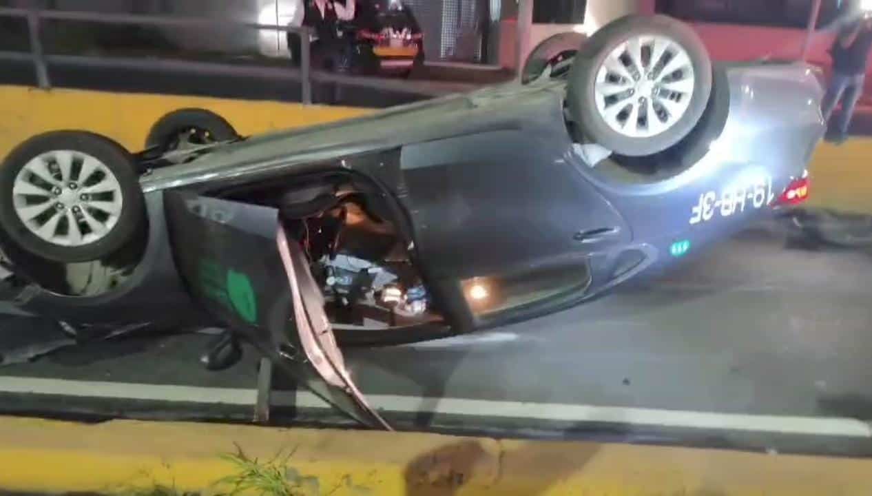 El conductor de un taxi del aeropuerto resultó lesionado luego de volcarse ayer en la Avenida Constitución a la altura de la Colonia Obispado, en Monterrey.