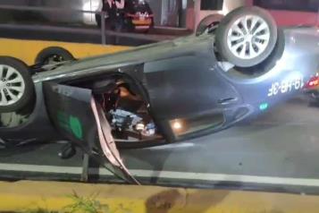 Termina taxista herido en volcadura