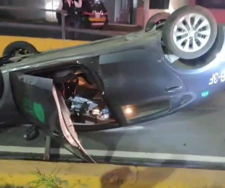 Termina taxista herido en volcadura Termina taxista herido en volcadura