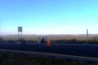 Baja de su auto para revisarlo, muere atropellado