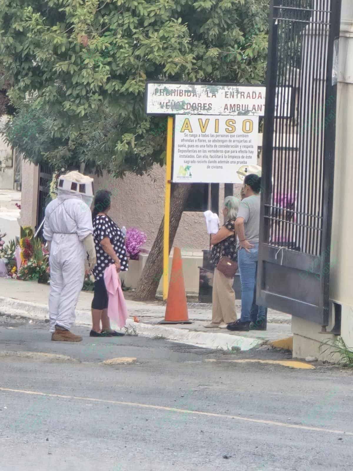 Un grupo de familias que acudieron al sepelio de una mujer en el pante&oacute;n municipal de Montemorelos, fueron atacadas por un enjambre de abejas que estaban una de las tumbas.