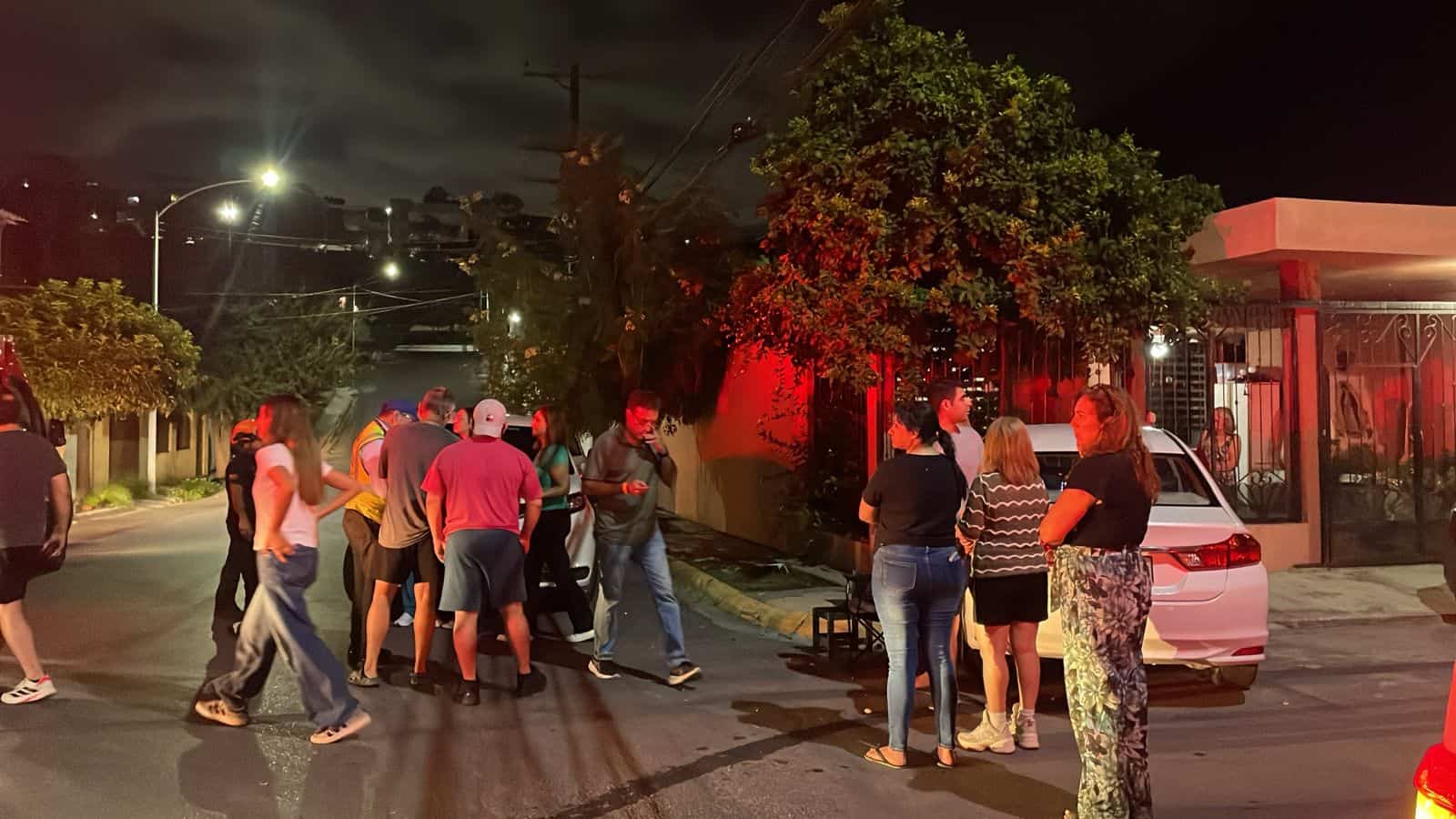 Tras chocar contra otro veh&iacute;culo, el conductor de un veh&iacute;culo sali&oacute; proyectado y se estrell&oacute; contra el barandal de un domicilio, la noche del mi&eacute;rcoles en la Colonia Las Brisas.