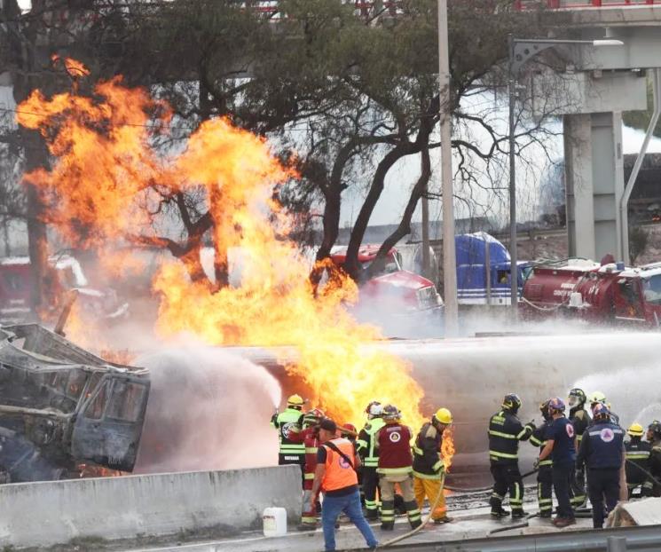 Suman ya 22 fallecidos por explosi&oacute;n de pipa