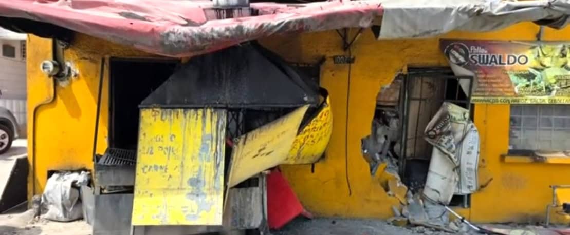 Un comerciante de pollos asados, se salv&oacute; de morir aplastado, luego que una camioneta que particip&oacute; en un accidente vial, se impact&oacute; contra su negocio en la colonia Buenos Aires.