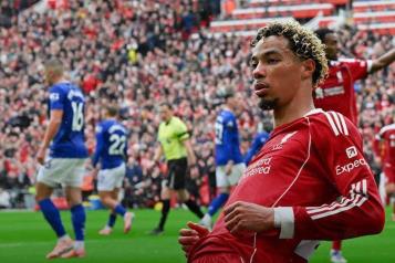 Derrota Liverpool al Everton y se mantiene en la cima en Inglaterra