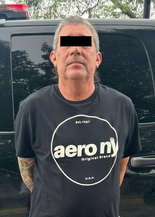 Dos hombres fueron detenidos por oficiales de la Polic&iacute;a de Monterrey, por presuntamente intentar agredirlos a golpes tras resistirse al arresto, en la colonia Pablo A. de la Garza; adem&aacute;s, se les investiga por compra venta de autopartes de dudosa procedencia.