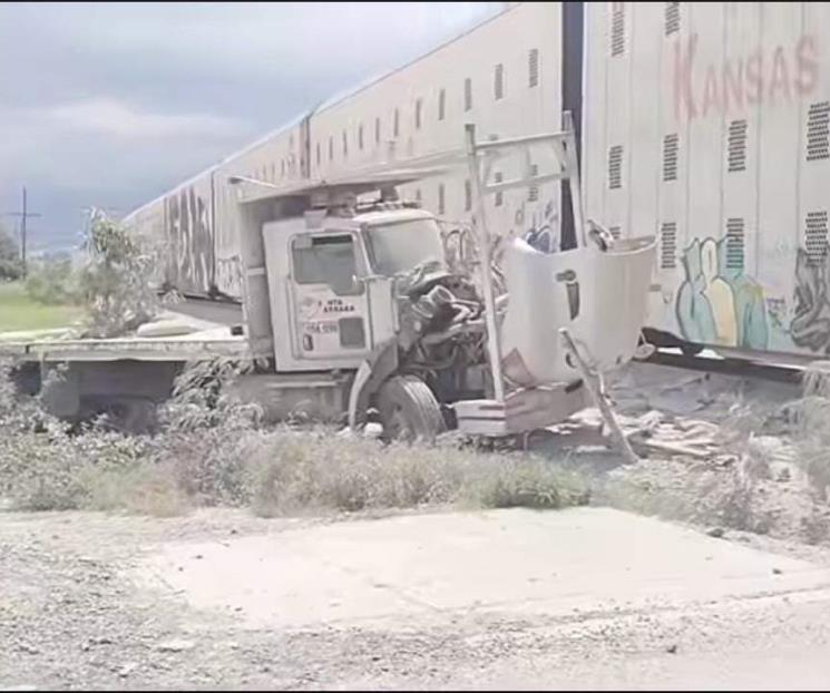 Impacta el tren a cami&oacute;n de carga