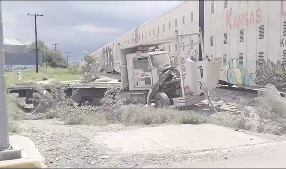 Al intentar ganarle el paso, un cami&oacute;n de carga de plataforma, fue chocado por el tren, ayer en el Callej&oacute;n del M&aacute;rmol y V&iacute;a a Saltillo, en la zona de la Termolita, en Santa Catrina.