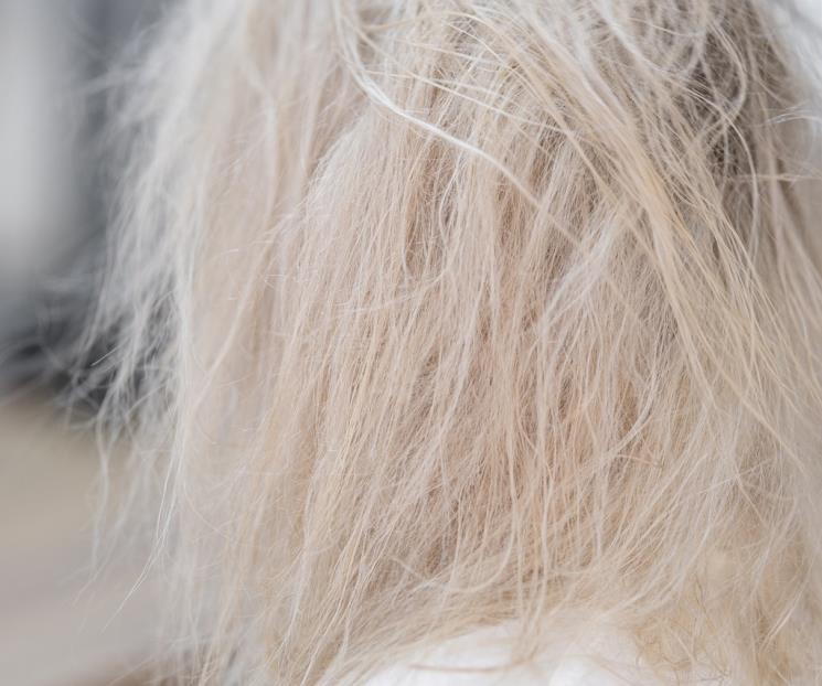 Qué pasa si le pones agua oxigenada a las canas del cabello
