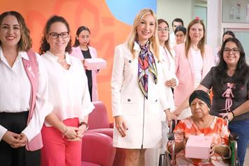 Realizan entrega de pr&oacute;tesis a mujeres
