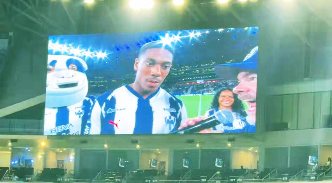 Dan a Martial c&aacute;lida bienvenida