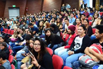 Incrementan apoyos a alumnos y recortan presupuesto a universidades