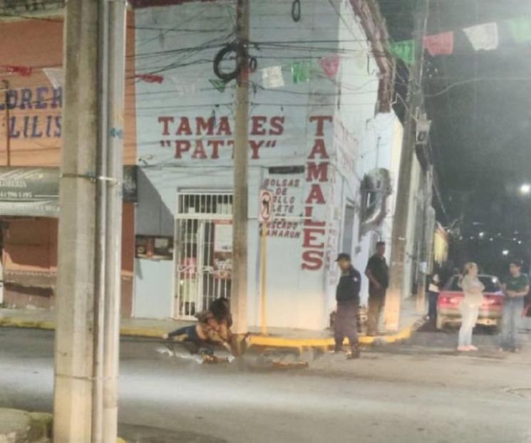 Derrapan en moto y resultan lesionados