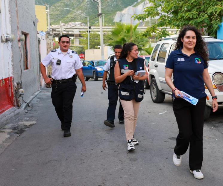 Acuden polic&iacute;as de SP a dialogar con vecinos