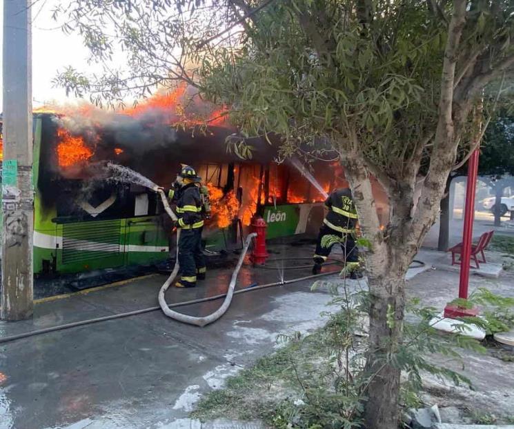 Acaba incendio con camión de pasajeros Acaba incendio con camión de pasajeros