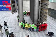 Activistas de Greenpeace escalan la Estela de Luz