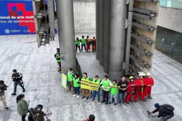 Activistas de Greenpeace escalan la Estela de Luz
