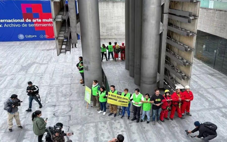 Activistas de Greenpeace escalan la Estela de Luz Activistas de Greenpeace escalan la Estela de Luz