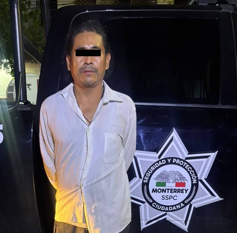 El conductor de un ecotaxi fue detenido por oficiales de la Polic&iacute;a de Monterrey por la posesi&oacute;n de 11 envoltorios con una sustancia similar a la droga tipo cristal, en el centro de la ciudad, adem&aacute;s es investigado por causar da&ntilde;os a las fundas de los parqu&iacute;metros.