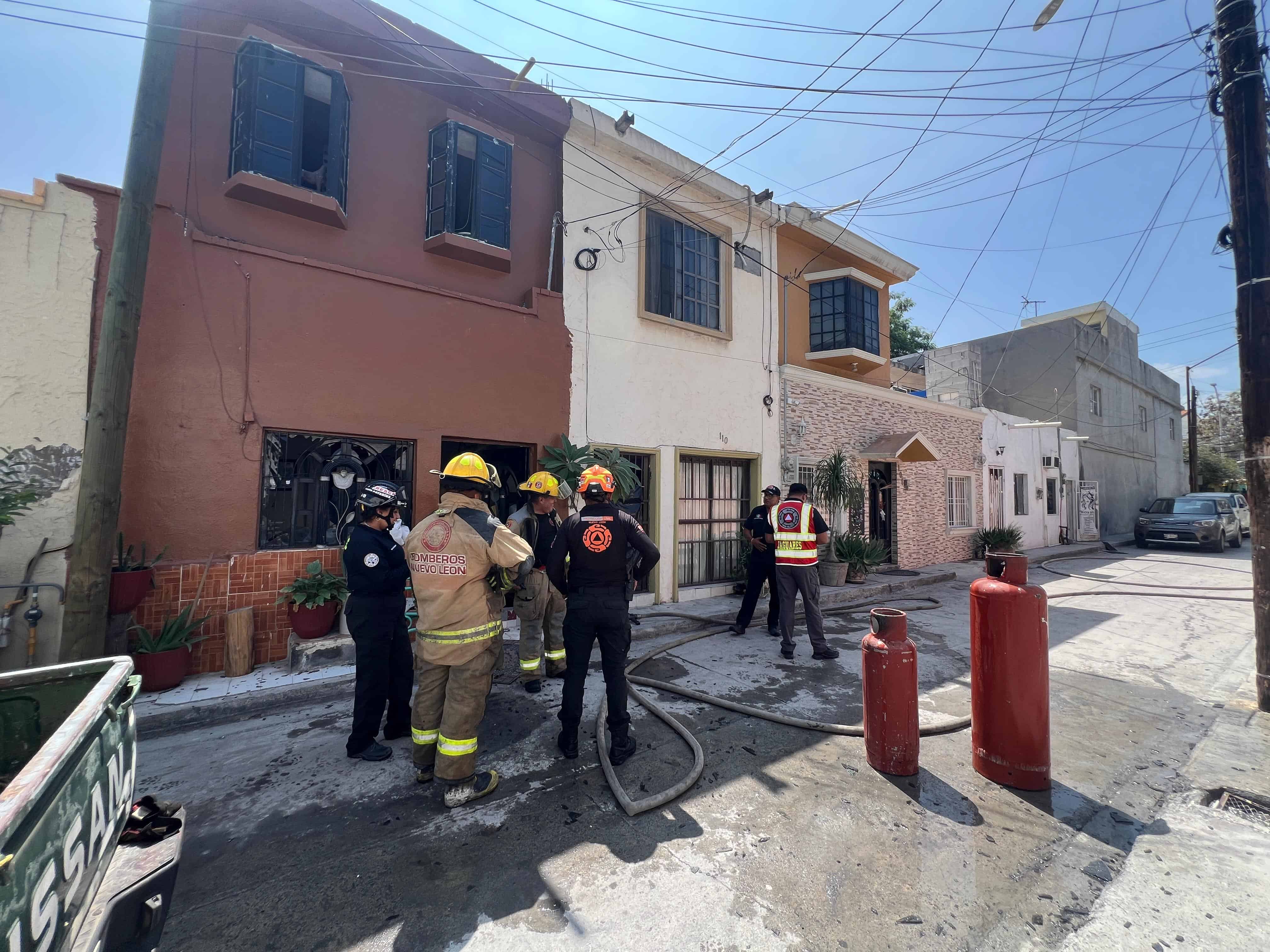 La explosi&oacute;n de un tanque de gas en un domicilio de la Colonia La Fama, en Santa Catarina, dej&oacute; ayer a tres personas lesionadas, entre ellas un menor de edad.