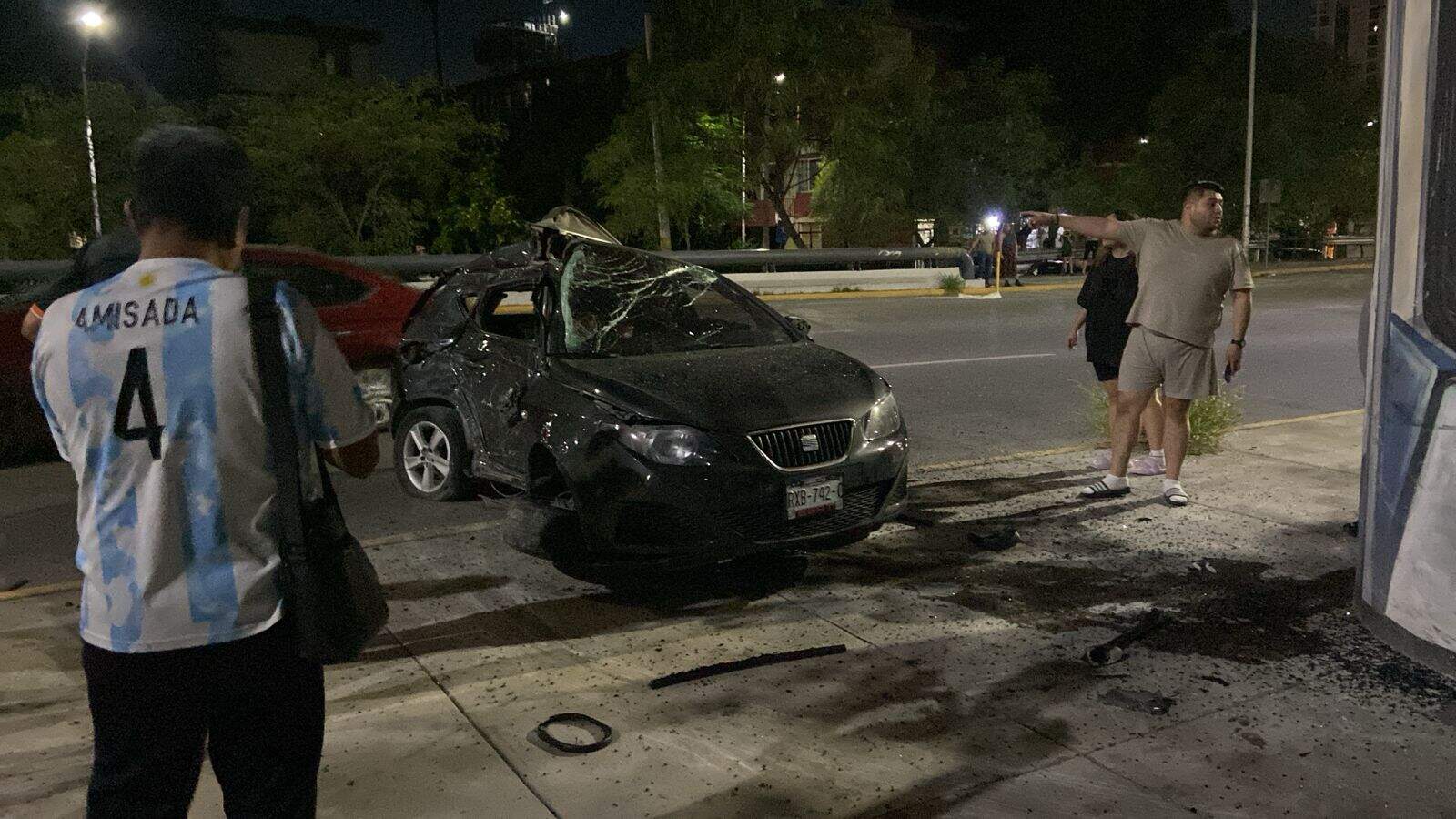 Una persona sin vida y otro lesionado, dej&oacute; el estrellamiento de un veh&iacute;culo contra una columna del metro, la madrugada de ayer frente a la Cl&iacute;nica 33 del IMSS, en Monterrey.