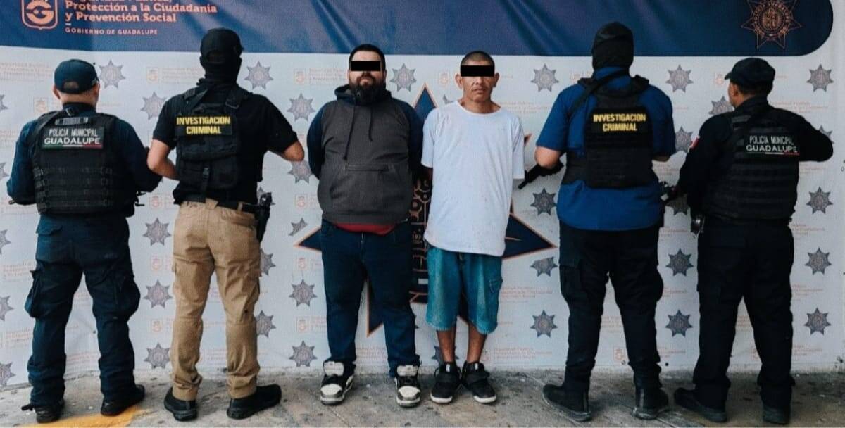 Dos presuntos asaltantes fueron arrestados por elementos de la Polic&iacute;a de Guadalupe, en la Colonia Jardines de la Silla, municipio de Guadalupe.