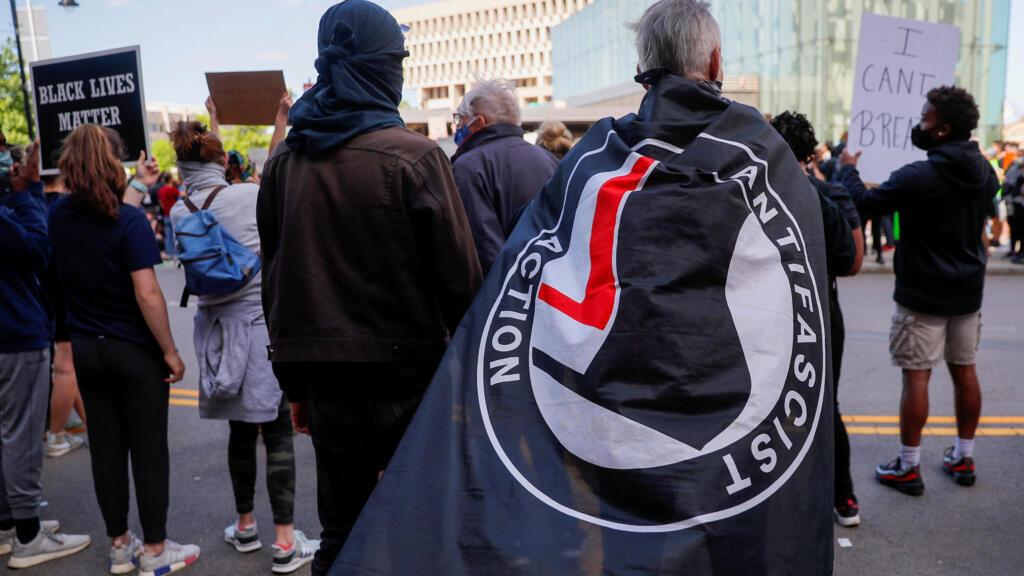 Trump designa terrorista al movimiento Antifa de EU