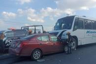 Deja choque frontal entre auto y camión de personal un muerto Deja choque frontal entre auto y camión de personal un muerto