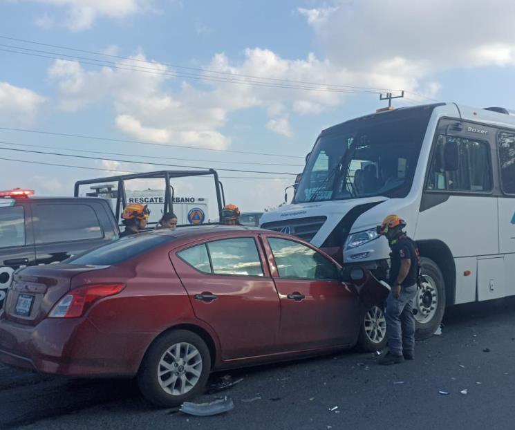 Deja choque frontal entre auto y camión de personal un muerto Deja choque frontal entre auto y camión de personal un muerto