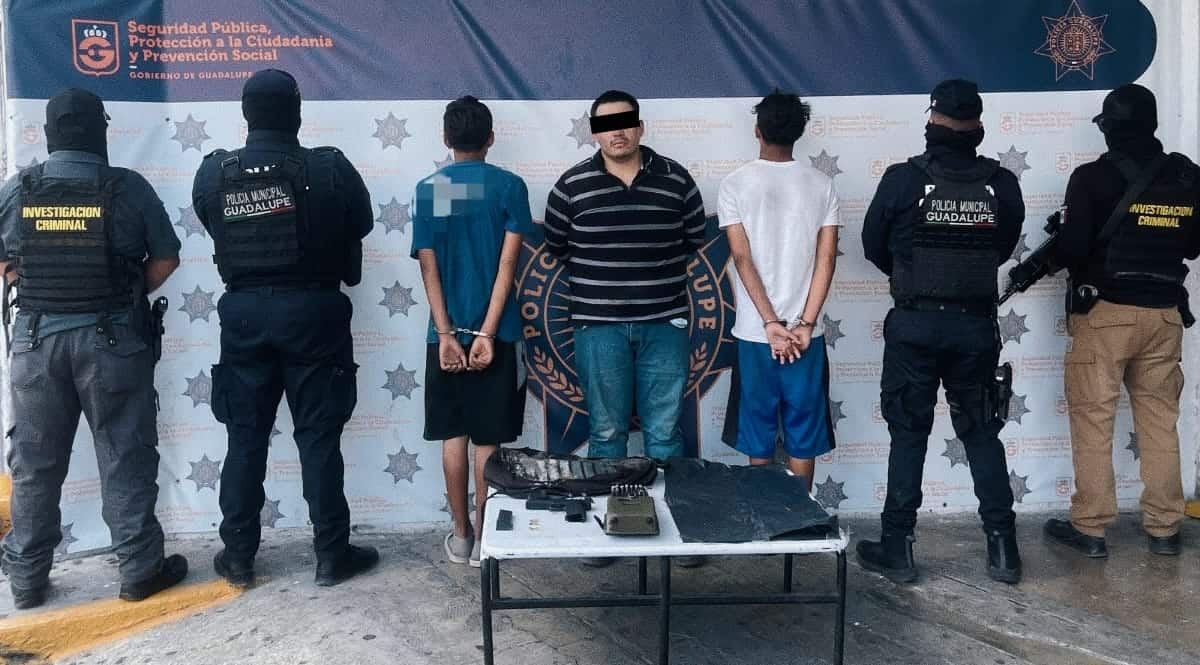 Tres hombres, dos de ellos menores de edad, quienes se dedicaban al robo de traileros, fueron arrestados por elementos de la polic&iacute;a municipal de Guadalupe mediante el sistema de monitoreo inteligente de las c&aacute;maras del C-4 de la corporaci&oacute;n.