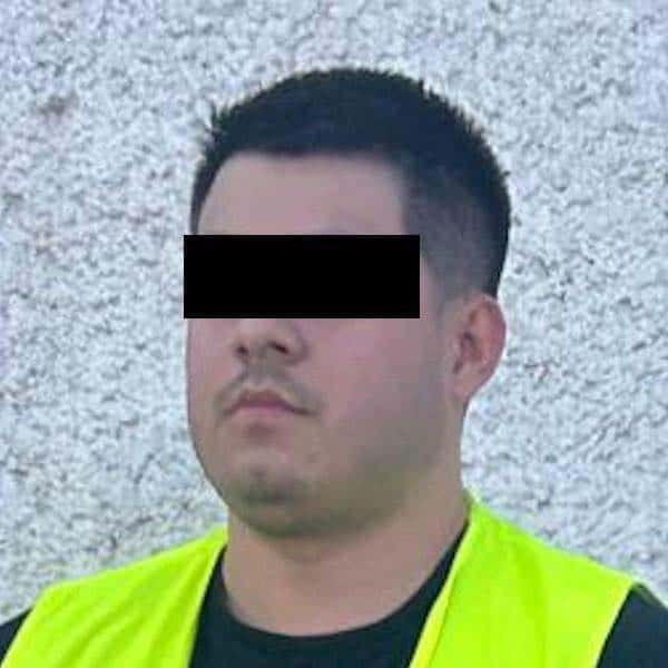 Elementos de la Secretar&iacute;a de Seguridad P&uacute;blica y Vialidad de Santiago, detuvieron a un hombre que llevaba un arma de fuego, para la cual present&oacute; un permiso de portaci&oacute;n aparentemente falso.