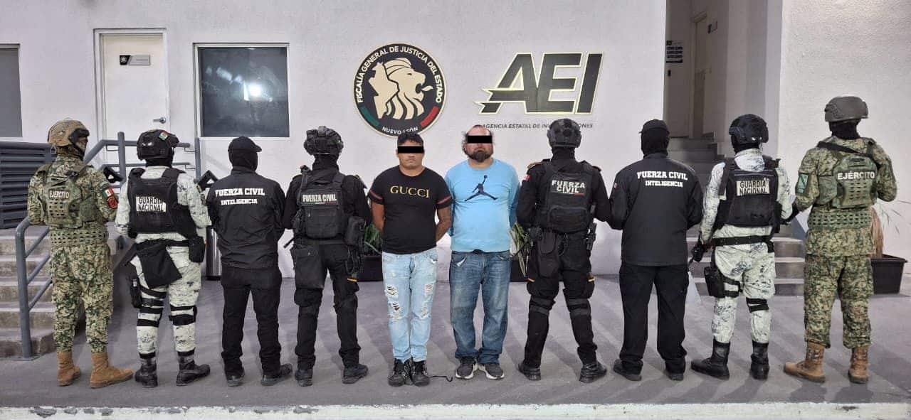 Dos hombres considerados como los principales sospechosos del doble feminicidio ocurrido el pasado domingo en Monterrey, fueron capturados por la Divisi&oacute;n de Inteligencia de Fuerza Civil y el Grupo de Coordinaci&oacute;n Metropolitana.