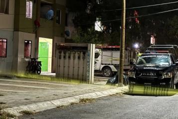 Intenta escalar vivienda para huir de polis y se cae