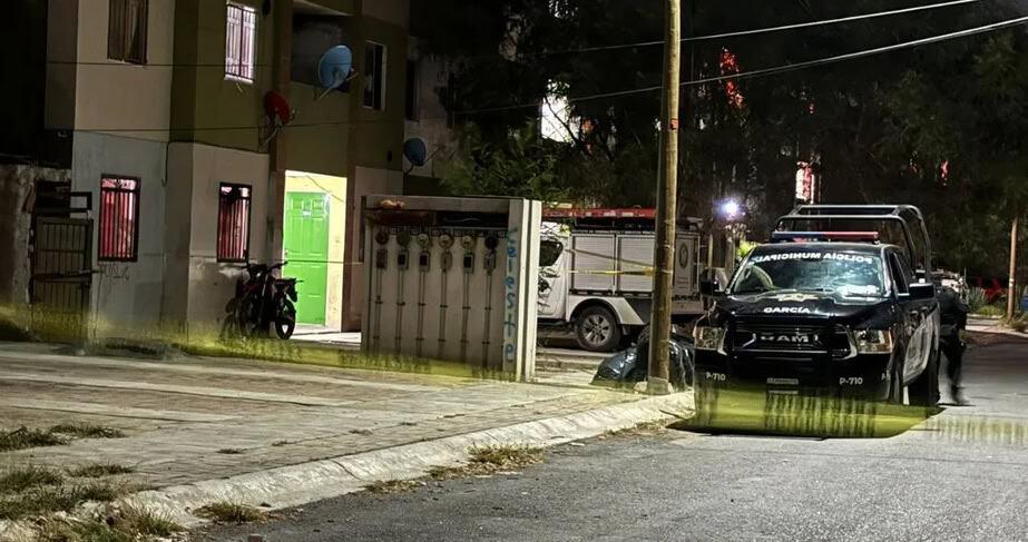 Intenta escalar vivienda para huir de polis y se cae