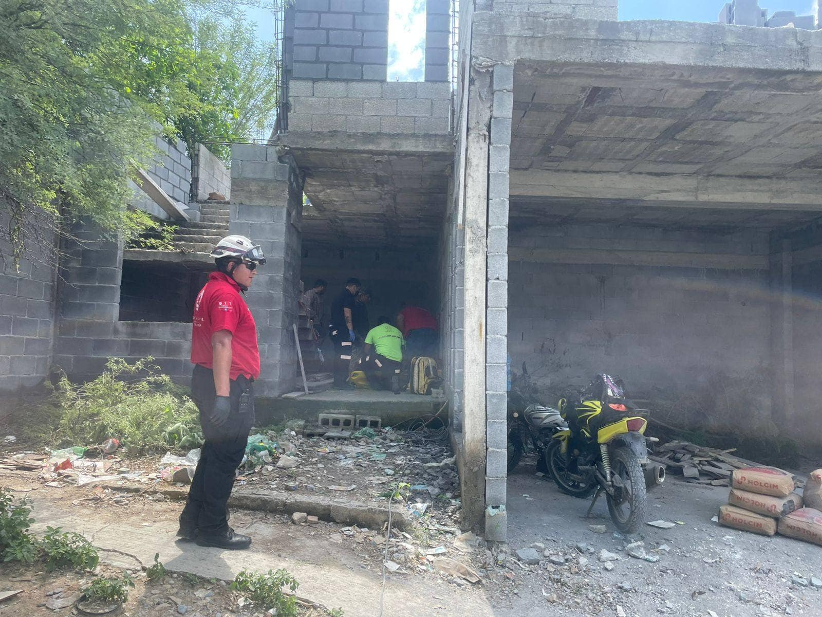 Una trabajador de la construcci&oacute;n termin&oacute; con diversas lesiones, al desplomare de una altura de tres metros, cuando trabajaba en la cimbra de una casa en proceso en el municipio de Linares.