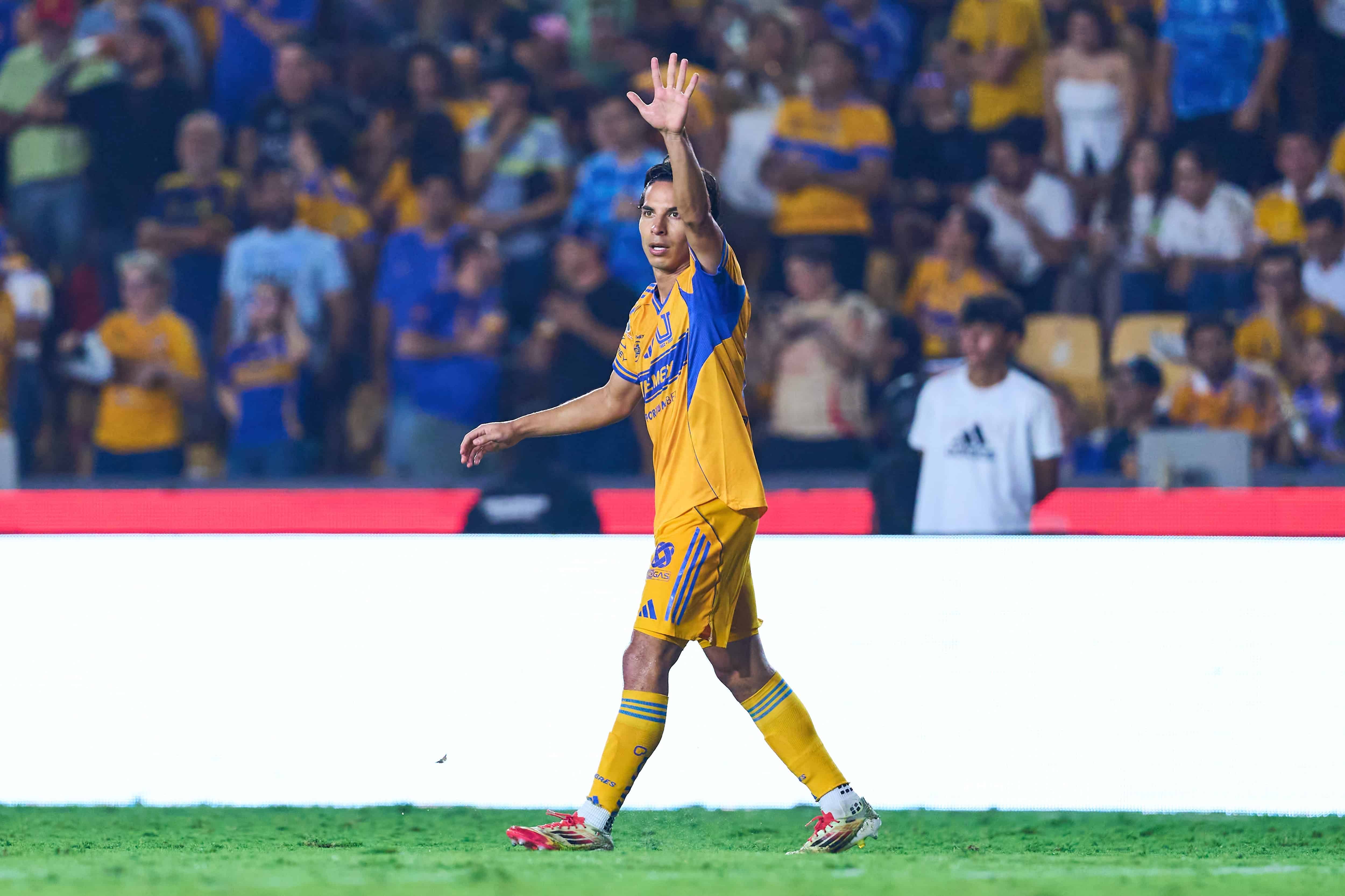 Diego Lainez hace el 2-0.