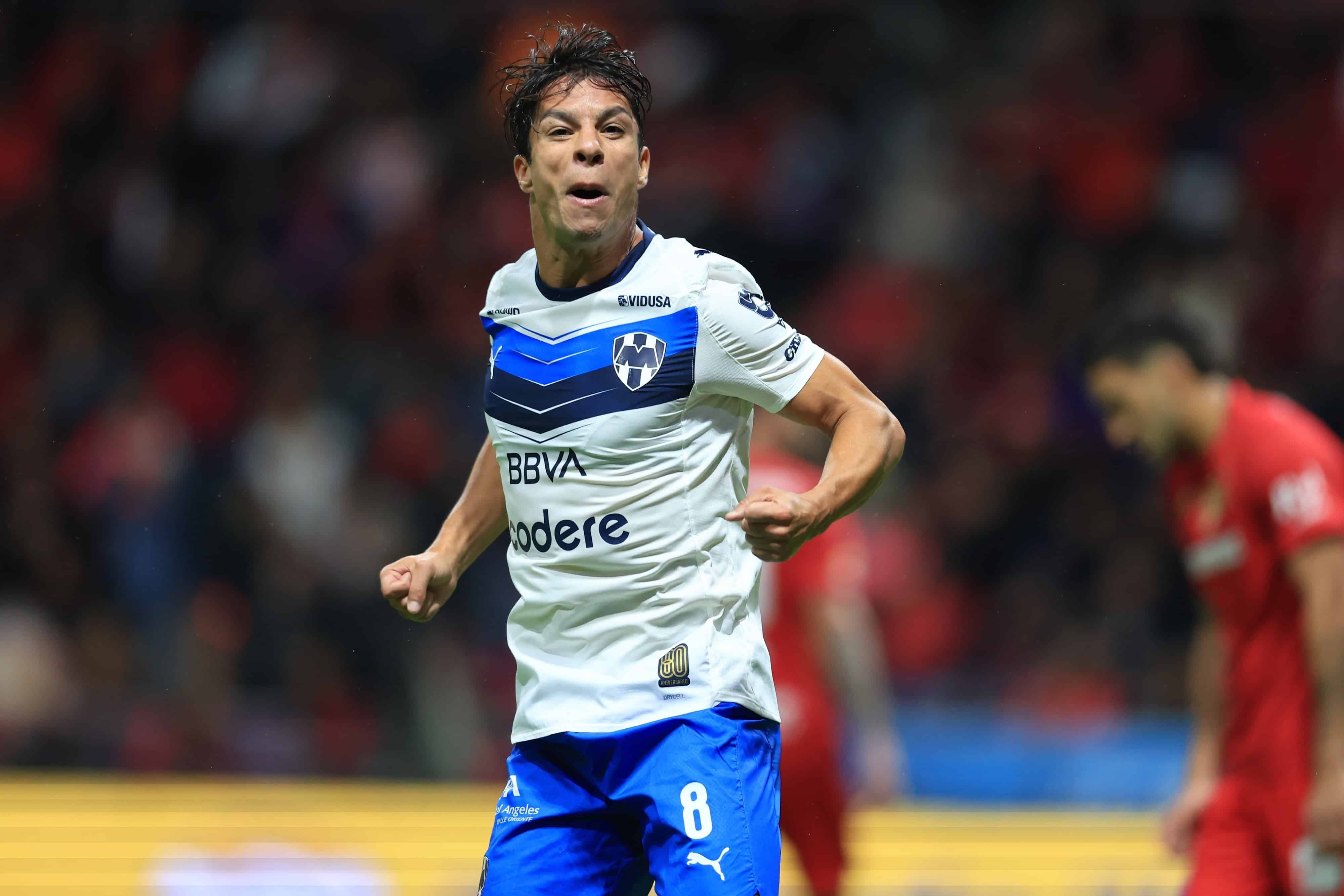 Oliver Torres anota.