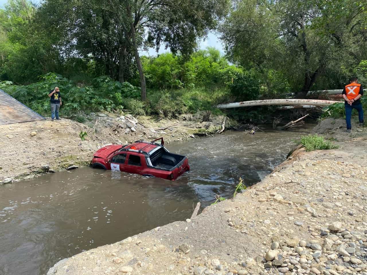 El conductor de una camioneta termin&oacute; en un arroyo luego de que se le "acab&oacute; el camino", ayer en el municipio de Cadereyta.